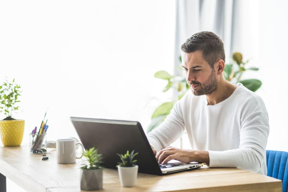 homme d affaires travaillant sur ordinateur portable 2 1